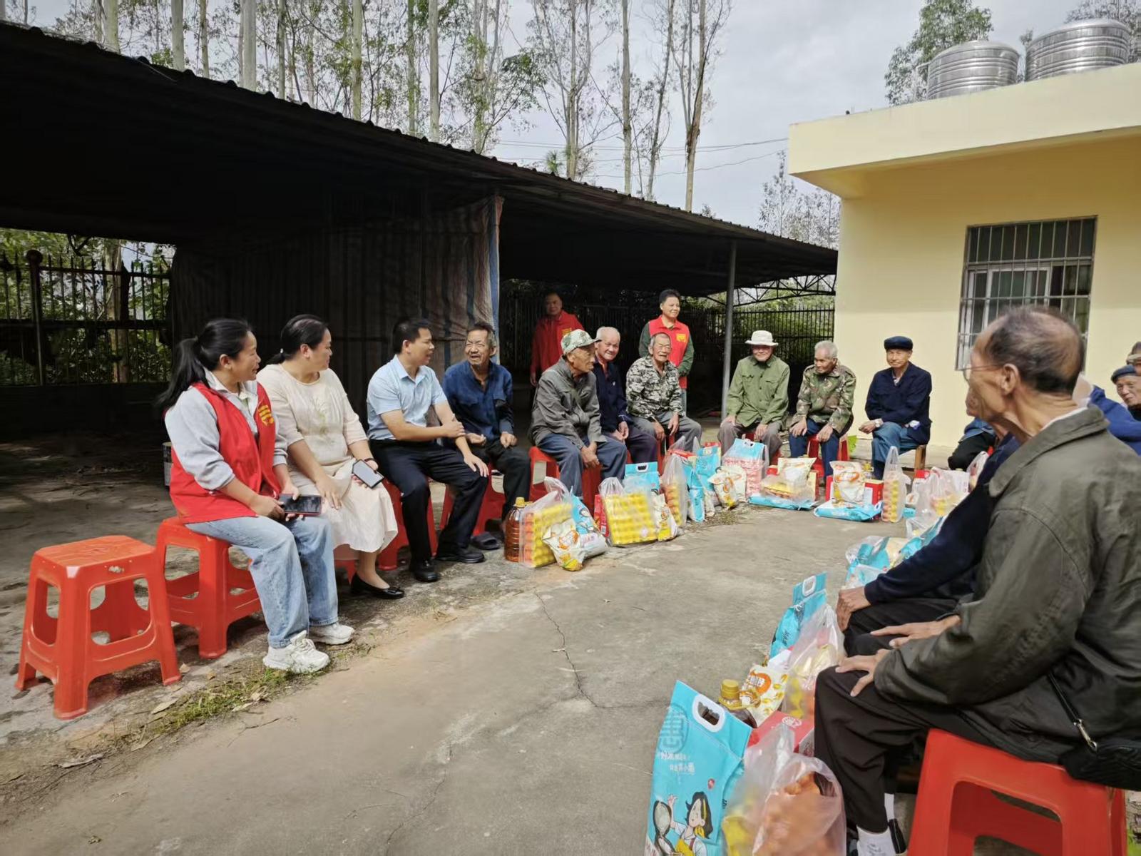 慰問團隊與老人親切交流。圖片均徐國燕 攝