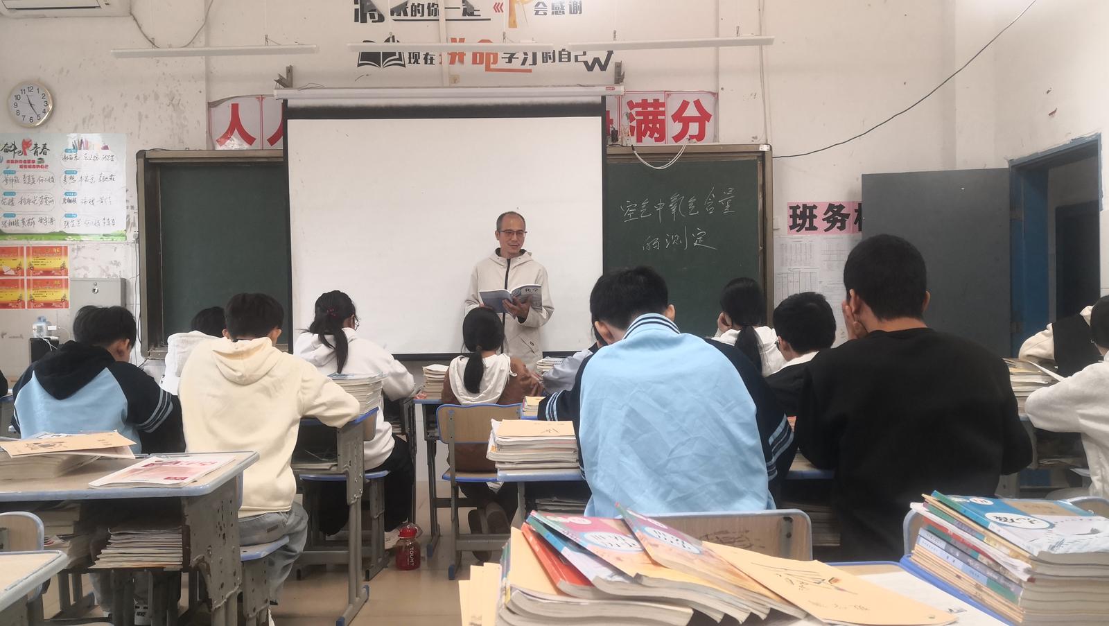 滕鴻飛在給學生授課