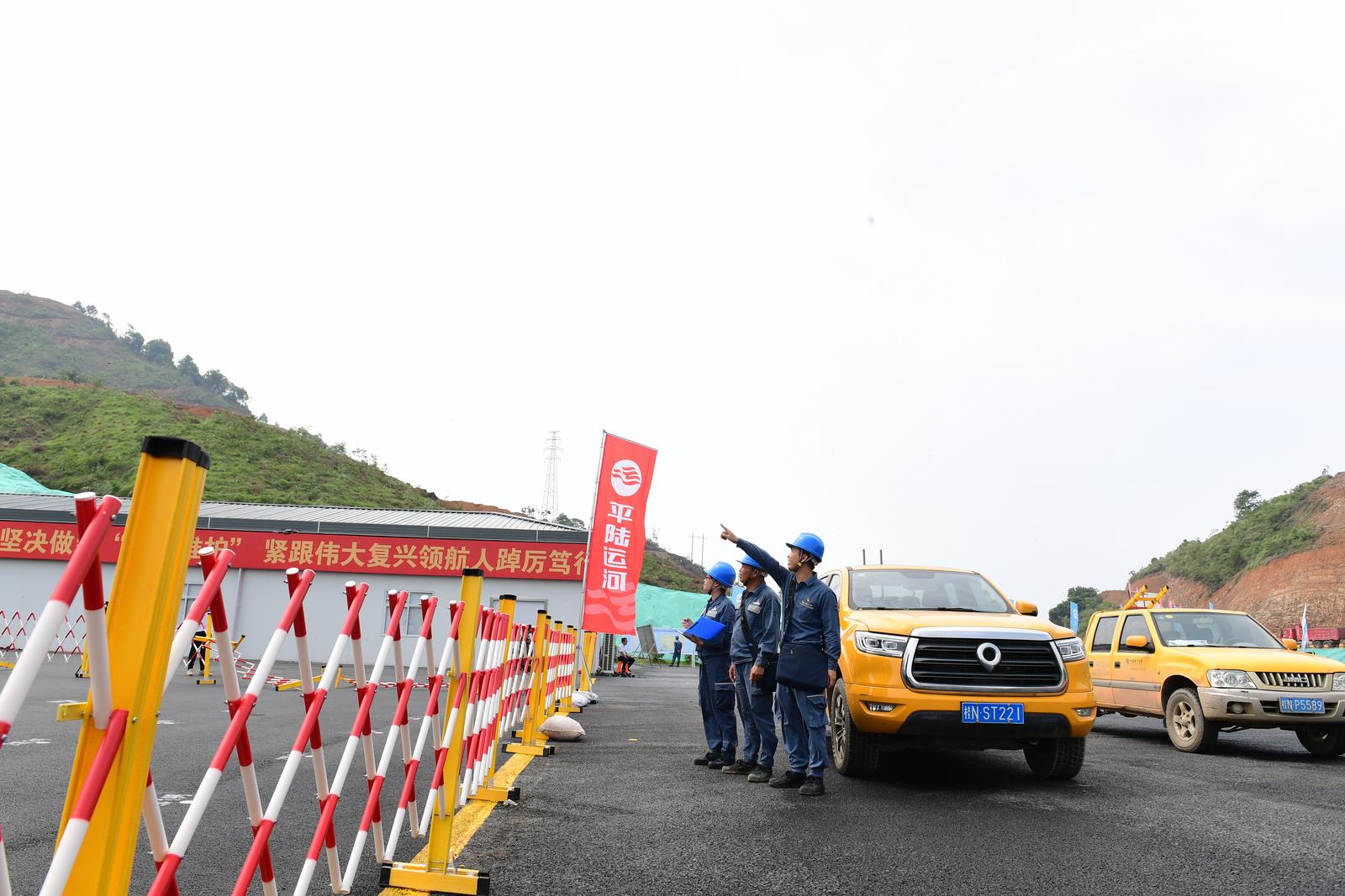2022年9月1日,南方电网广西钦州灵山供电局旧州供电所党员服务队到平陆运河马道枢纽建设现场走访,了解项目进展情况和用电需求,商讨下一步电力线路迁改工作。翟晋升 摄